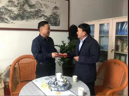 敦煌種業(yè)領導看望慰問公司老干部、老黨員及困難黨員職工