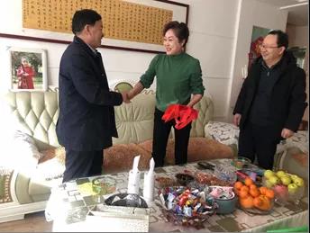 敦煌種業(yè)領導看望慰問公司老干部、老黨員及困難黨員職工