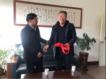敦煌種業(yè)領導看望慰問公司老干部、老黨員及困難黨員職工