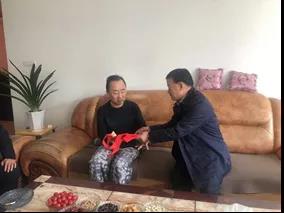 敦煌種業(yè)領導看望慰問公司老干部、老黨員及困難黨員職工